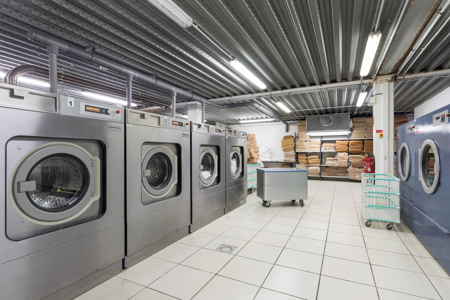 Postes de traitement du linge dans une blanchisserie