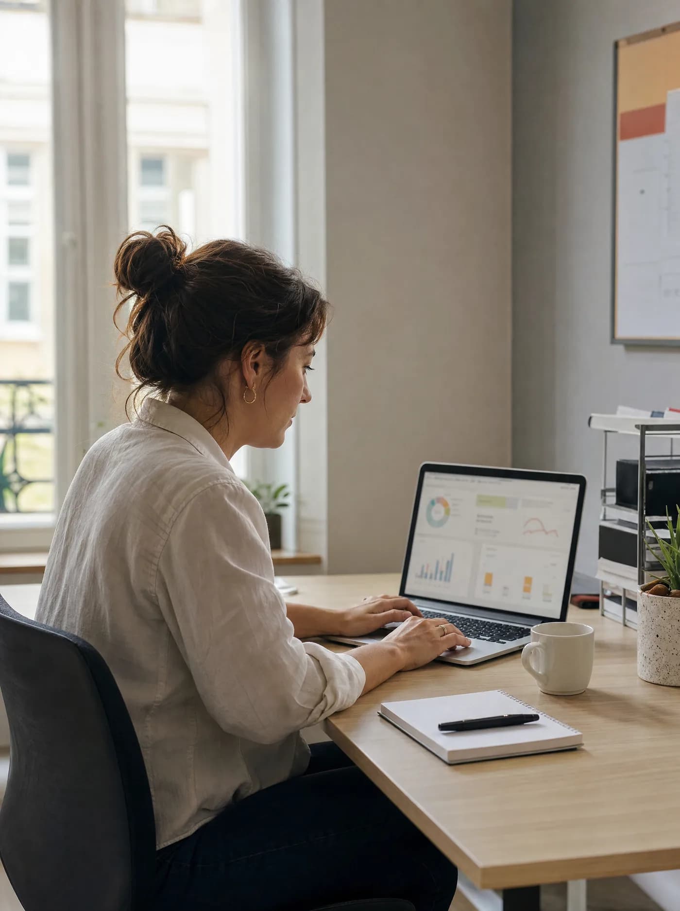 Gestionnaire consultant des indicateurs d’activité sur son ordinateur