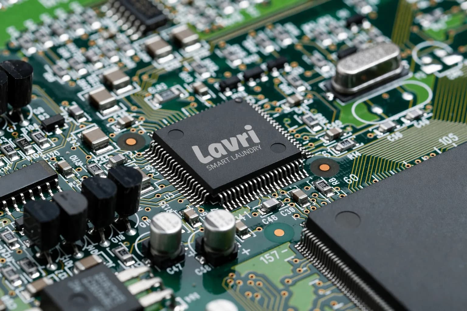 Processeur marqué Lavri Smart Laundry au centre d’une carte électronique